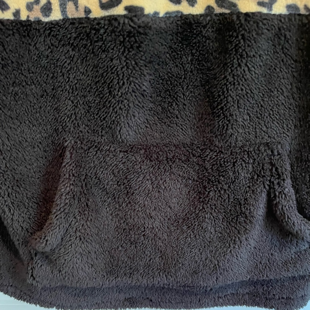 EUC size Large black/leopard fleece pullover - Picture 4 of 5